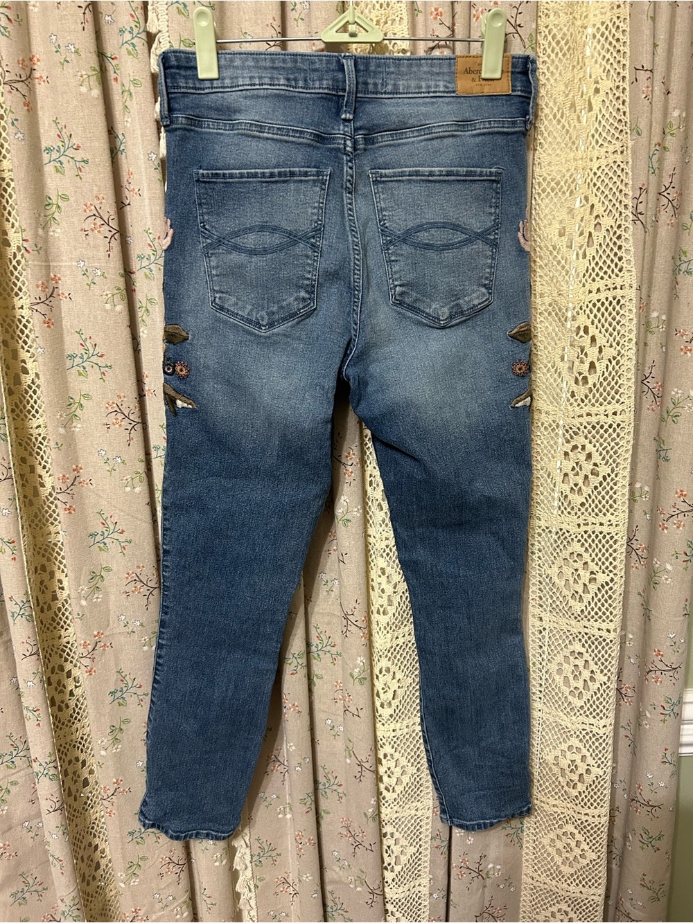 Abercrombie Floral Embroidered High Rise Ankle Jeans Size 27 - Picture 5 of 5